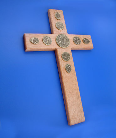 Cruz de madera con aplicacin circular en LV
